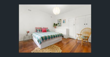 Ground Floor Deco with Garage - Photo 4