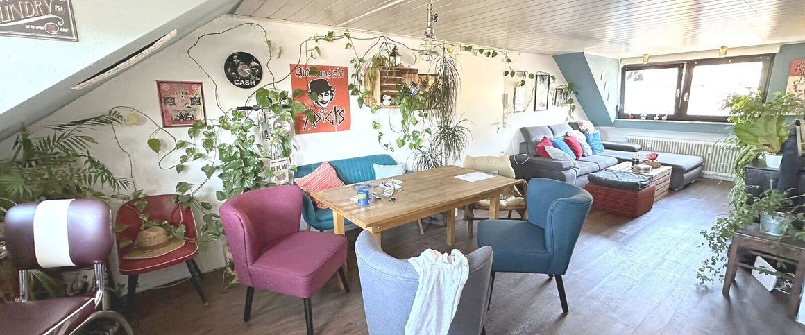 Gemütliche 2- Zimmer Dachgeschosswohnung mit Einbauküche und Garten – zentrumsnah in Kürenz - Foto 1