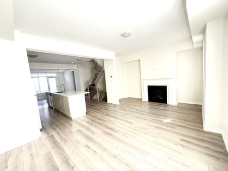 For Lease - 7 Verbena Street, East Gwillimbury, Ontario - Photo 2