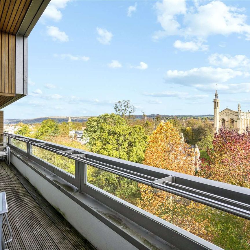 A spacious three bedroom penthouse in Century Court. - Photo 1