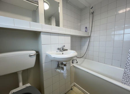 1 bed flat to rent in Tudor House, South Lynn Crescent, Bracknell, Berkshire, RG12 7LN - Photo 5