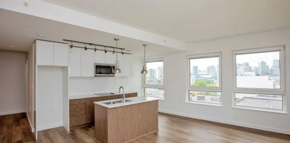 Rooftop Lounge, Kitchen Island, In Suite Laundry - Photo 2