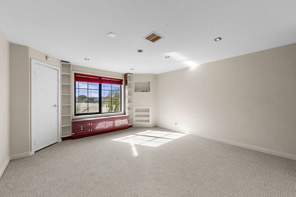 Stylish and Spacious Home with Solar and Brand New Flooring in Heart of Aberfeldie - Photo 1