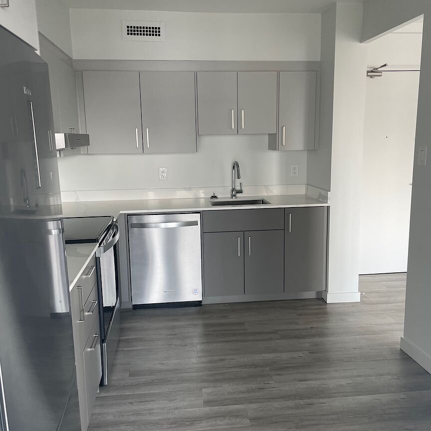 Mid-rise apartment building in Centretown - One-month free rent on 12-month lease! - Photo 1