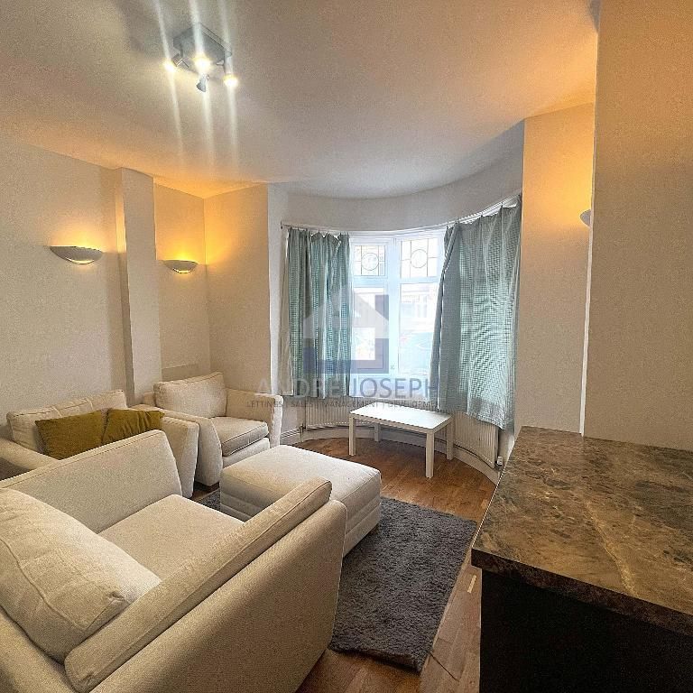 3 Bedroom Flat To Rent - Photo 1