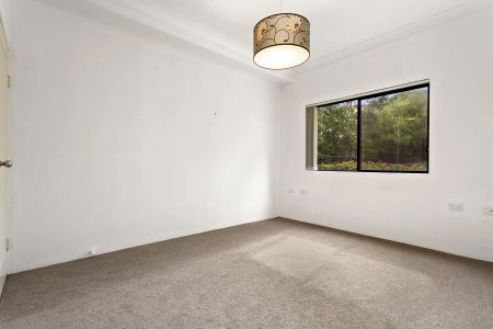 Beautifully Updated Ground Floor Apartment - Photo 2
