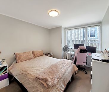 5 bedroom bungalow in Epsom - Photo 2