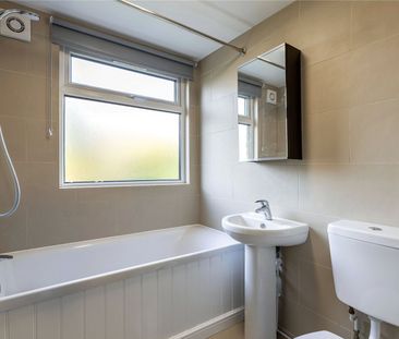 Chesterfield Court, Cranes Park, Surbiton, Surrey, KT5 flat to rent - Photo 5