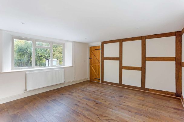 An idyllic newly refurbished three-bedroom cottage located within the Kentchurch Court Estate deer park, one of the oldest in the country, offering the perfect - Photo 1