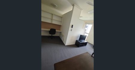 Stylish Furnished Apartment with Pool View – Walk to Uni & Lygon Street - Photo 2