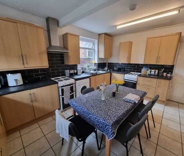 7 Bed Student Accommodation - Photo 2