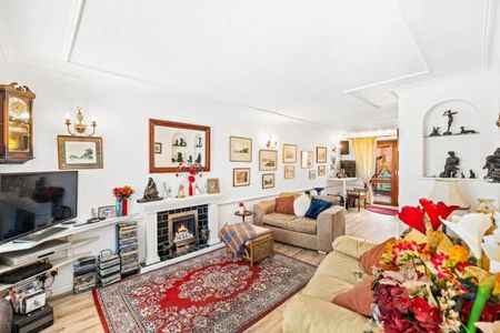 Stockers Lane, Woking, Surrey, GU22 - Photo 2