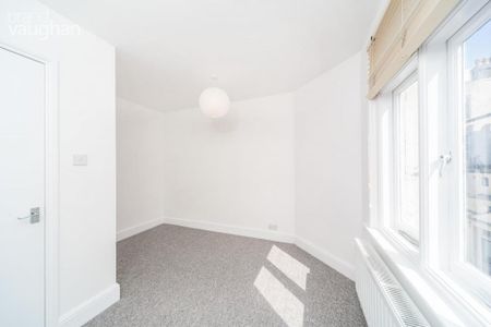 4 bedroom flat to rent - Photo 2