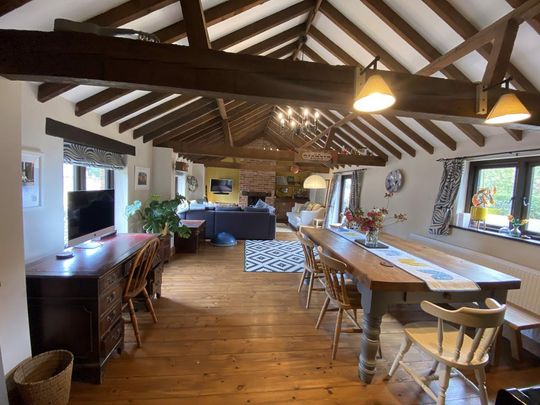 4 bedroom end of terrace house to rent - Photo 1