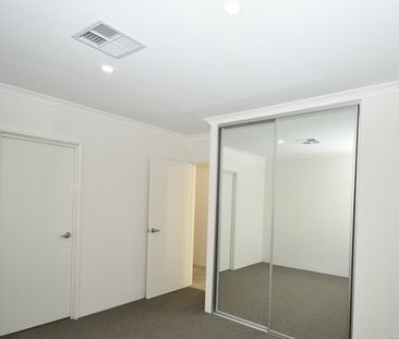 Modern 2 Bedroom Dual-Key home with backyard! - Photo 3