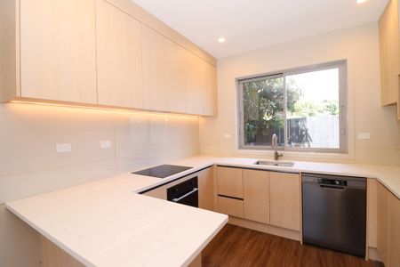 Modern Living in Panmure- 3Bed2Bath - Photo 2