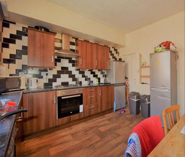 8 bedroom House in Welton Place, Leeds - Photo 3