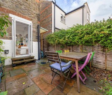 2 bedroom end of terrace house to rent - Photo 1