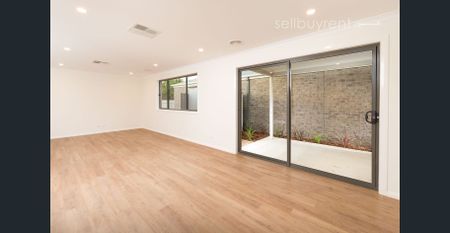 STYLISH CENTRAL TOWNHOUSE - Photo 5