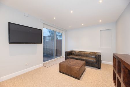 3 Bed Semi-Detached House, Colin Crescent, NW9 - Photo 2