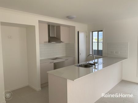 Modern 4 Bedroom Home Close to Parks - Photo 5