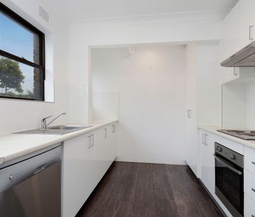 Spacious Apartment With Balcony Walking Distance To Coogee Beach - Photo 3