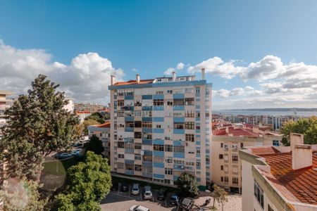 Apartamento T3 Remodelado com Vista Rio para Arrendamento em Oeiras - Photo 4