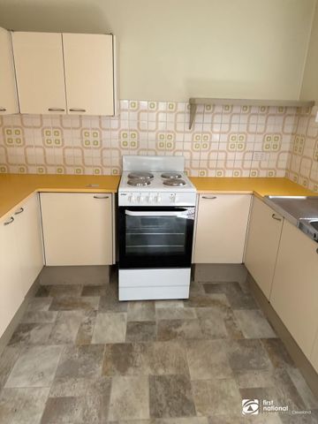 Comfortable home located within minutes of major shopping centres. - Photo 3