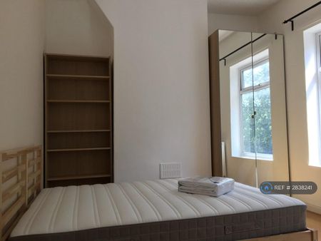 3 bedroom end of terrace house to rent - Photo 2
