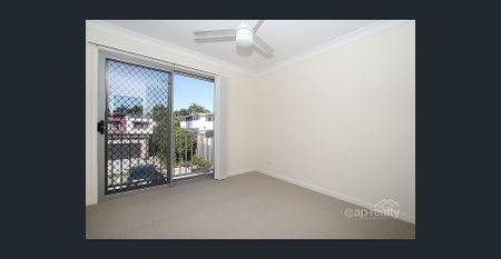 Effortless Living: Spacious 3-Bed Townhouse with Sleek Modern Kitchen - Photo 4