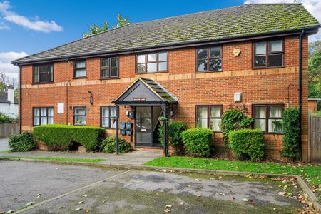 Station Approach, Ewell, KT17 - Photo 2