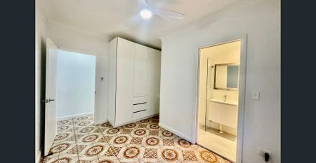 This newly renovated 3-bedroom, 2-bathroom house - Photo 2