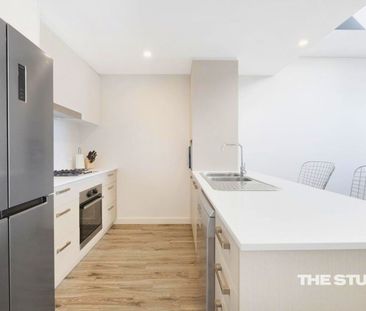 Stylish, Sun-Filled Apartment in an Unbeatable Location - Photo 3