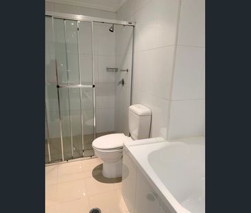 Spacious two bedroom apartment with floorboards - Photo 6