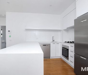 Modern and parkside location with whitegoods included - Photo 2