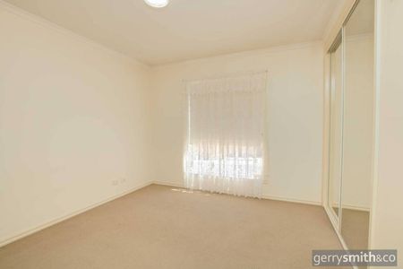 CLASSY TOWNHOUSE in WEIR PARK - Photo 3