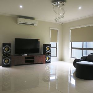 Large 4 Bedroom Family Home&excl;&excl; - Photo 2