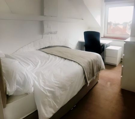 6 Bedroom, 1 Bathroom - Photo 3