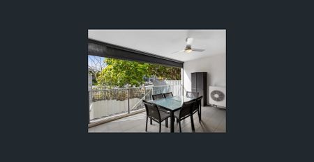 Location Location Location - Large 1 Bedroom Apartment - Photo 3