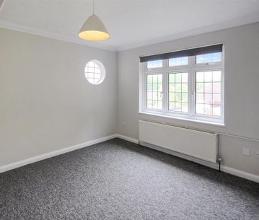 3 bedroom detached bungalow to rent - Photo 3