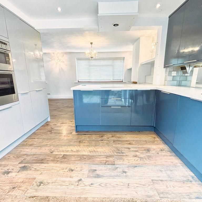 3 bedroom semi-detached house to rent - Photo 1