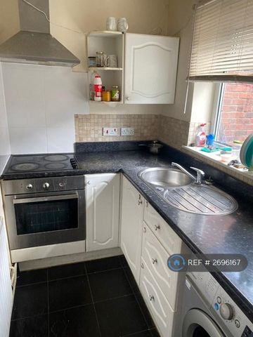 1 bedroom in a house share to rent - Photo 5