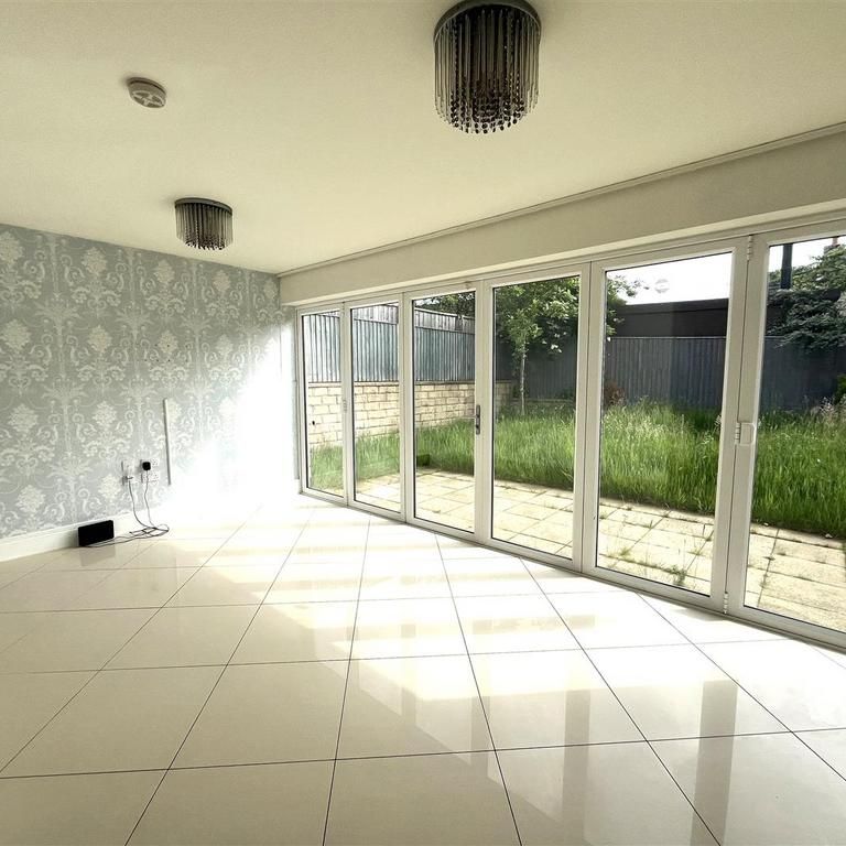 4 bedroom detached house to rent - Photo 1