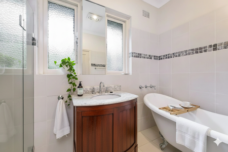 Spacious 4-Bedroom + Study Family Home | Killara High School & Lindfield Public Catchments| 550 metres to train - Photo 4