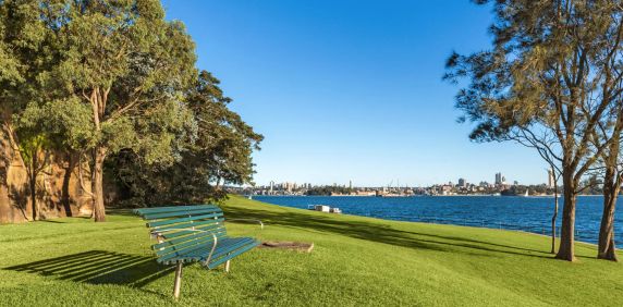 Designer Flair Meets Blue-Ribbon Harbour Side Living - Photo 2