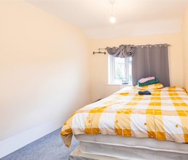 3 bed House - Semi-Detached To Let - Photo 3