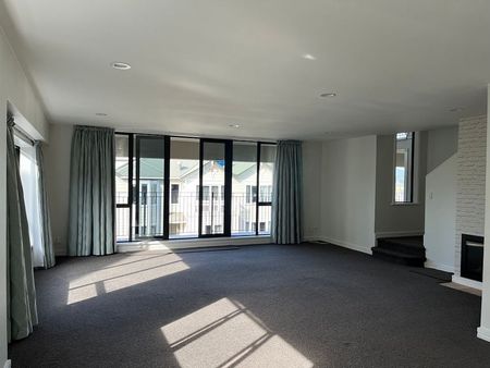 Sunny & spacious apartment living, close to CBD. - Photo 3