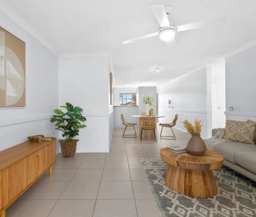 Spacious 2-Bedroom Apartment in Prime Location, Small Boutique Complex - Photo 2