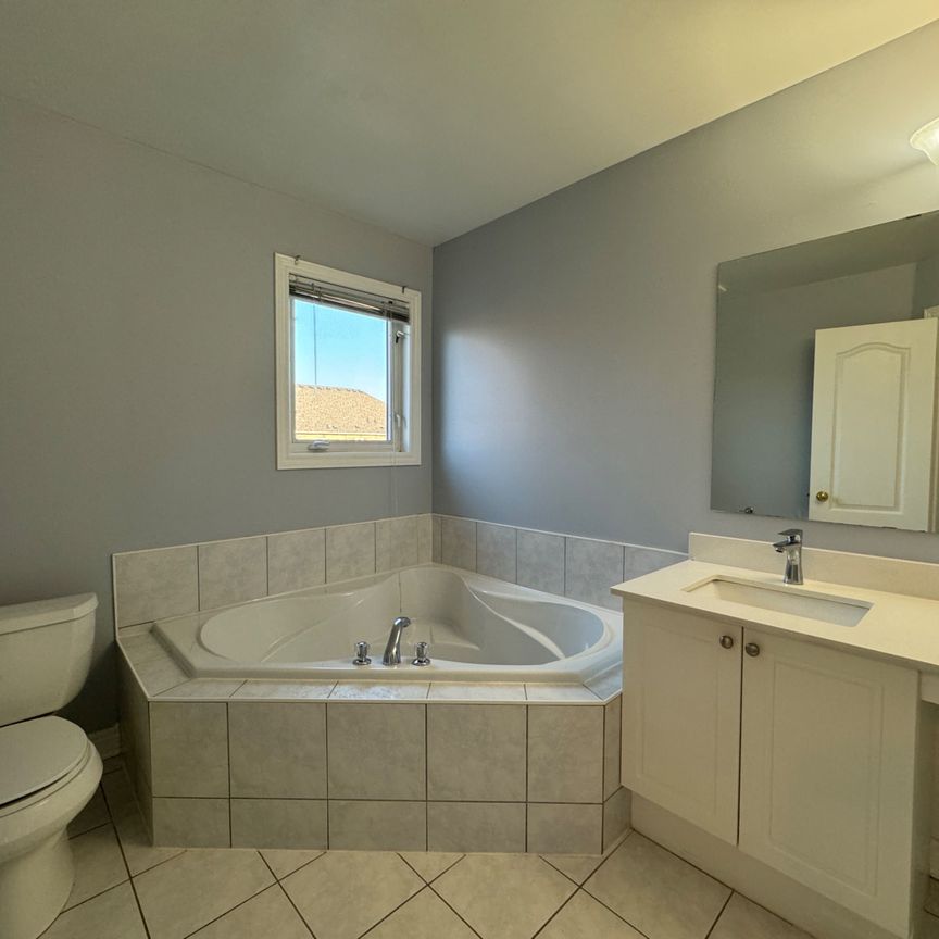 For Lease - 10561 Bayview Avenue, Richmond Hill, Ontario - Photo 1