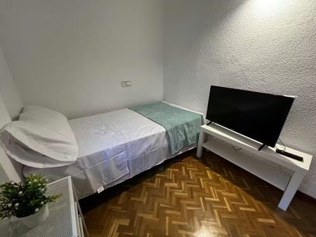 Calle Paredes de Nava, Madrid, Community of Madrid 28017 - Photo 3